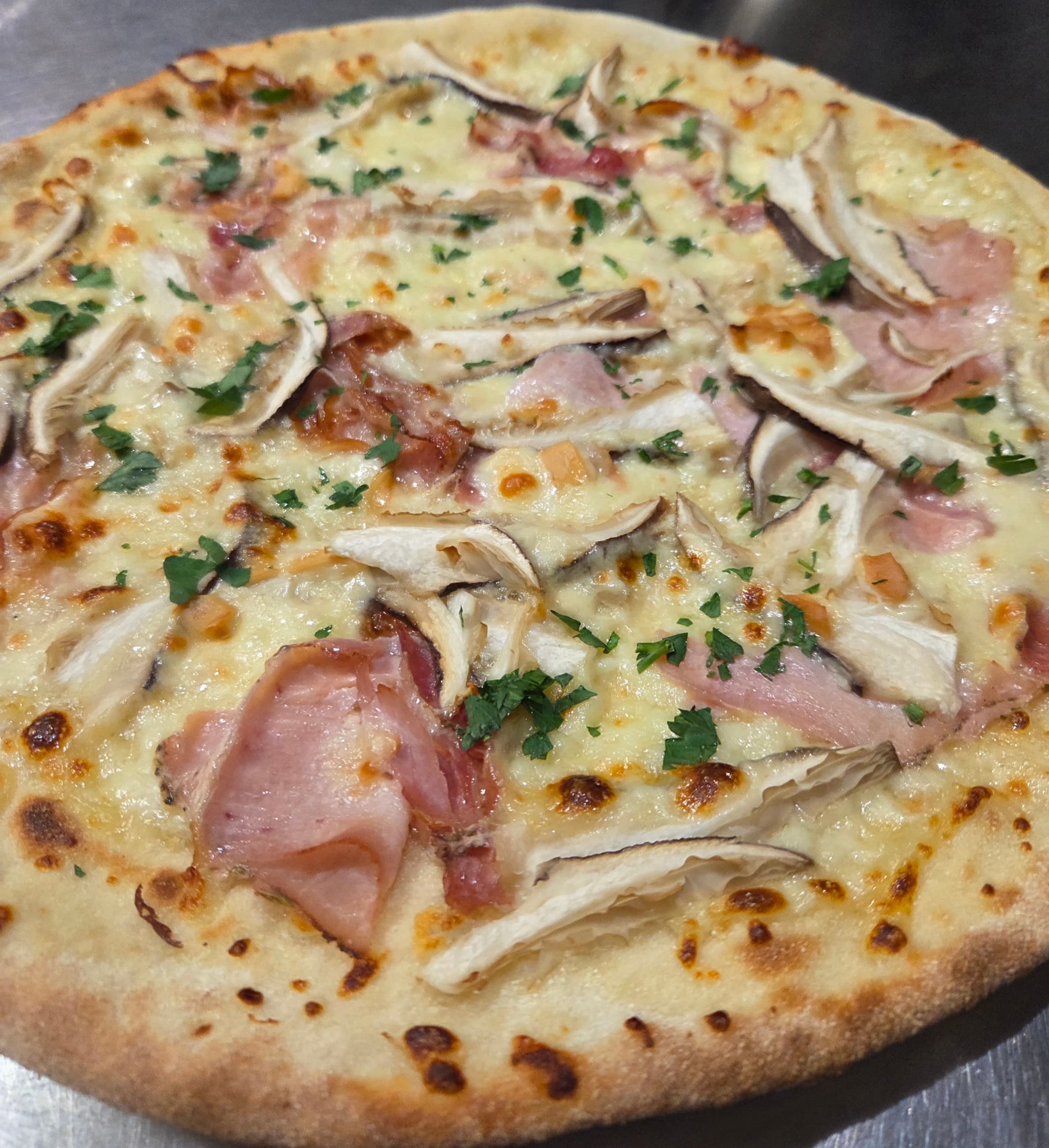 Bianca,cardoncello,provola affumicata,porchetta,aglio e prezzemolo 