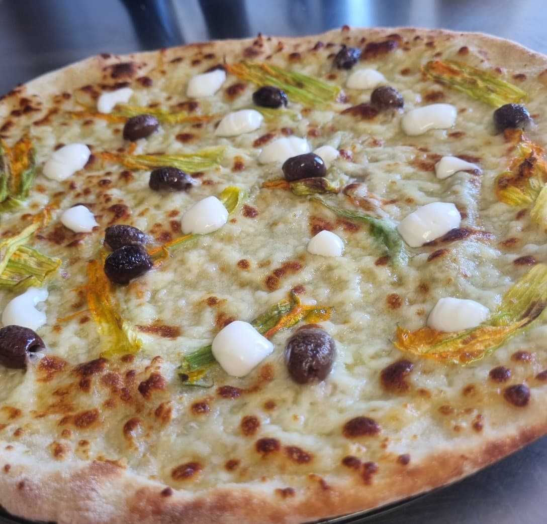 Bianca con fiori di zucca, olive taggiasche e stracchino 
