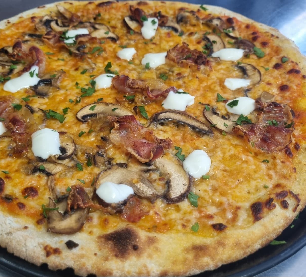 Guanciale, funghi, stracchino, aglio e prezzemolo 